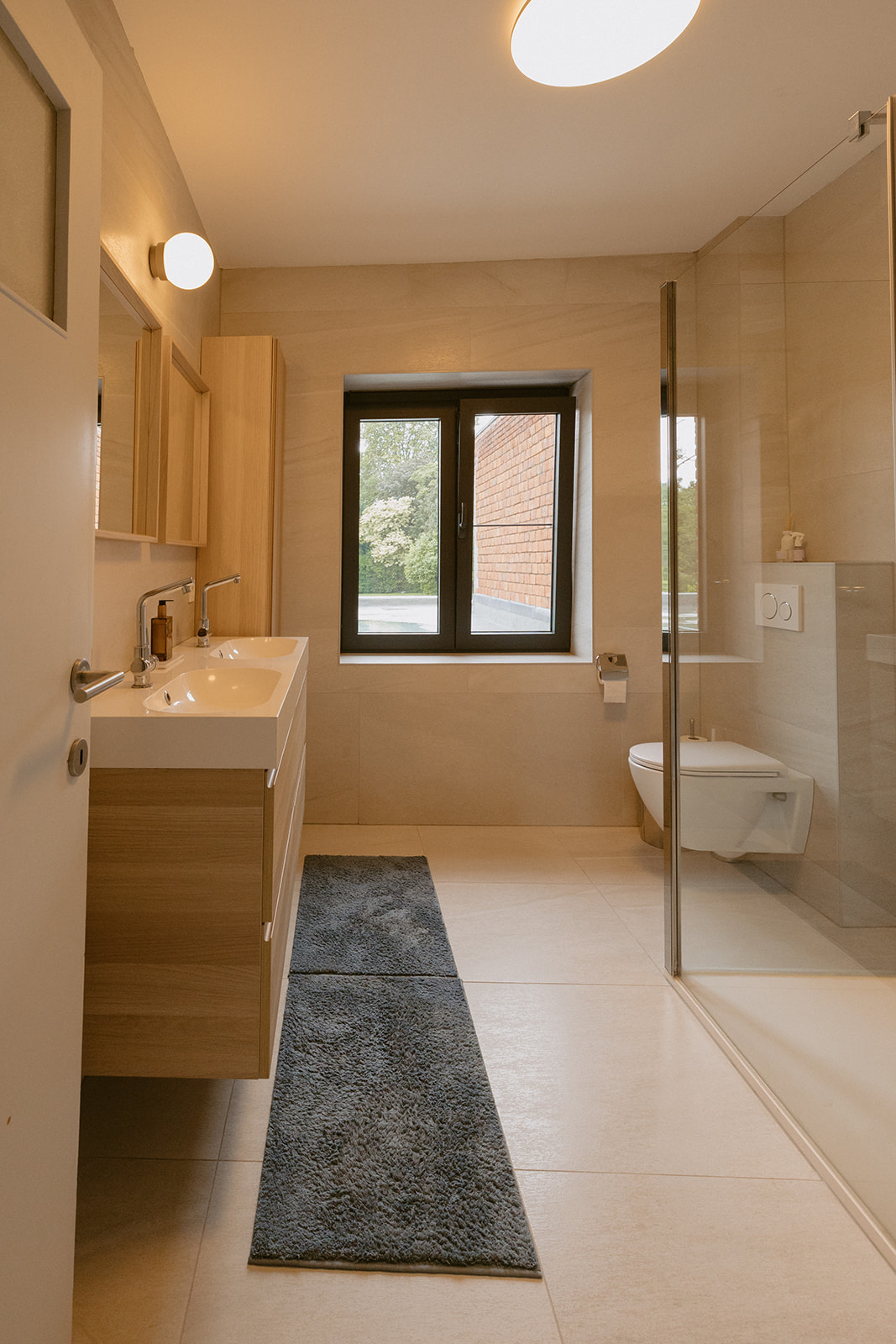 Badkamer breed met licht