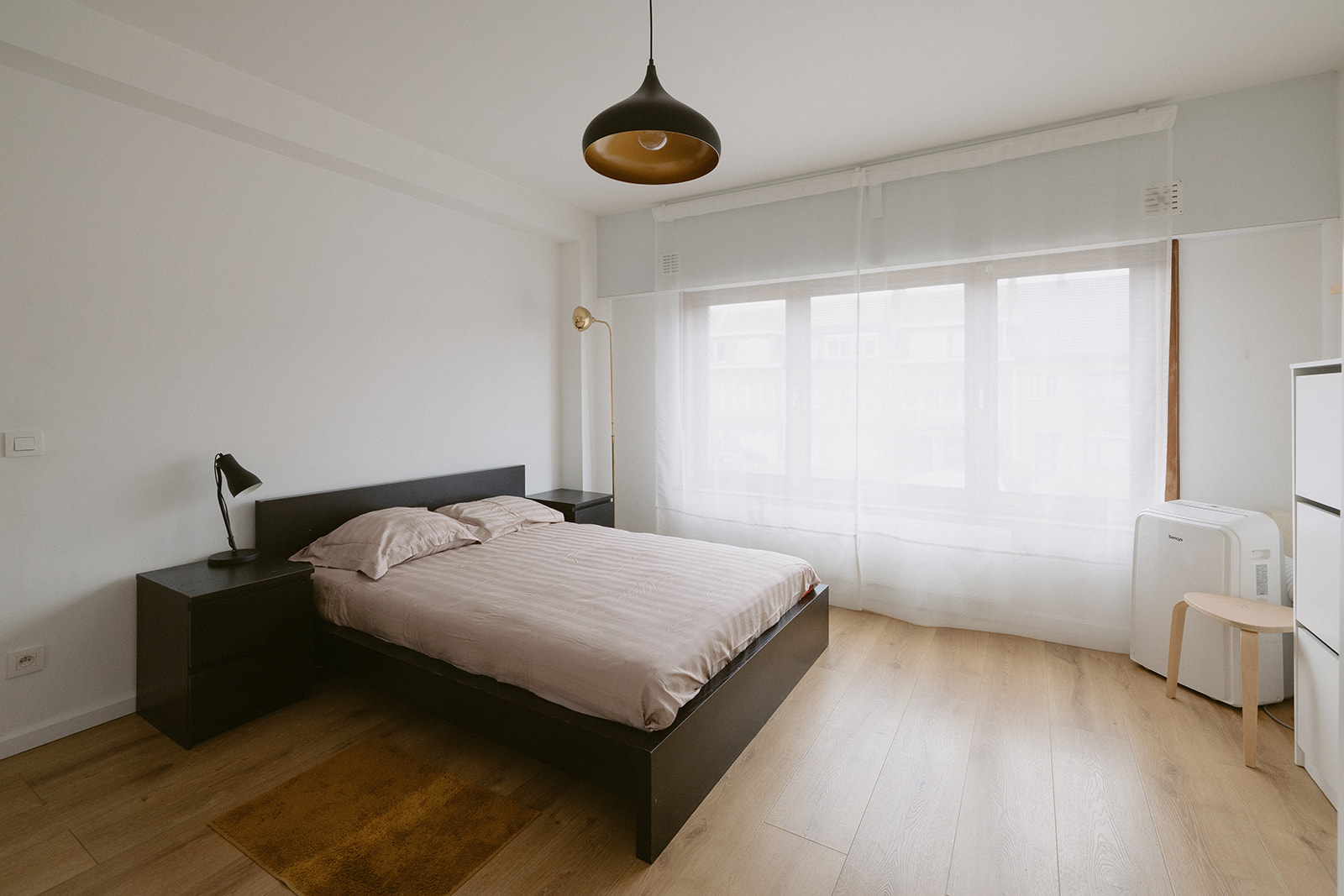 Slaapkamer met grote ramen