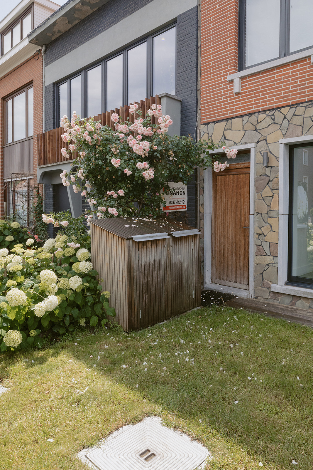 Voortuin met fietsenstalling