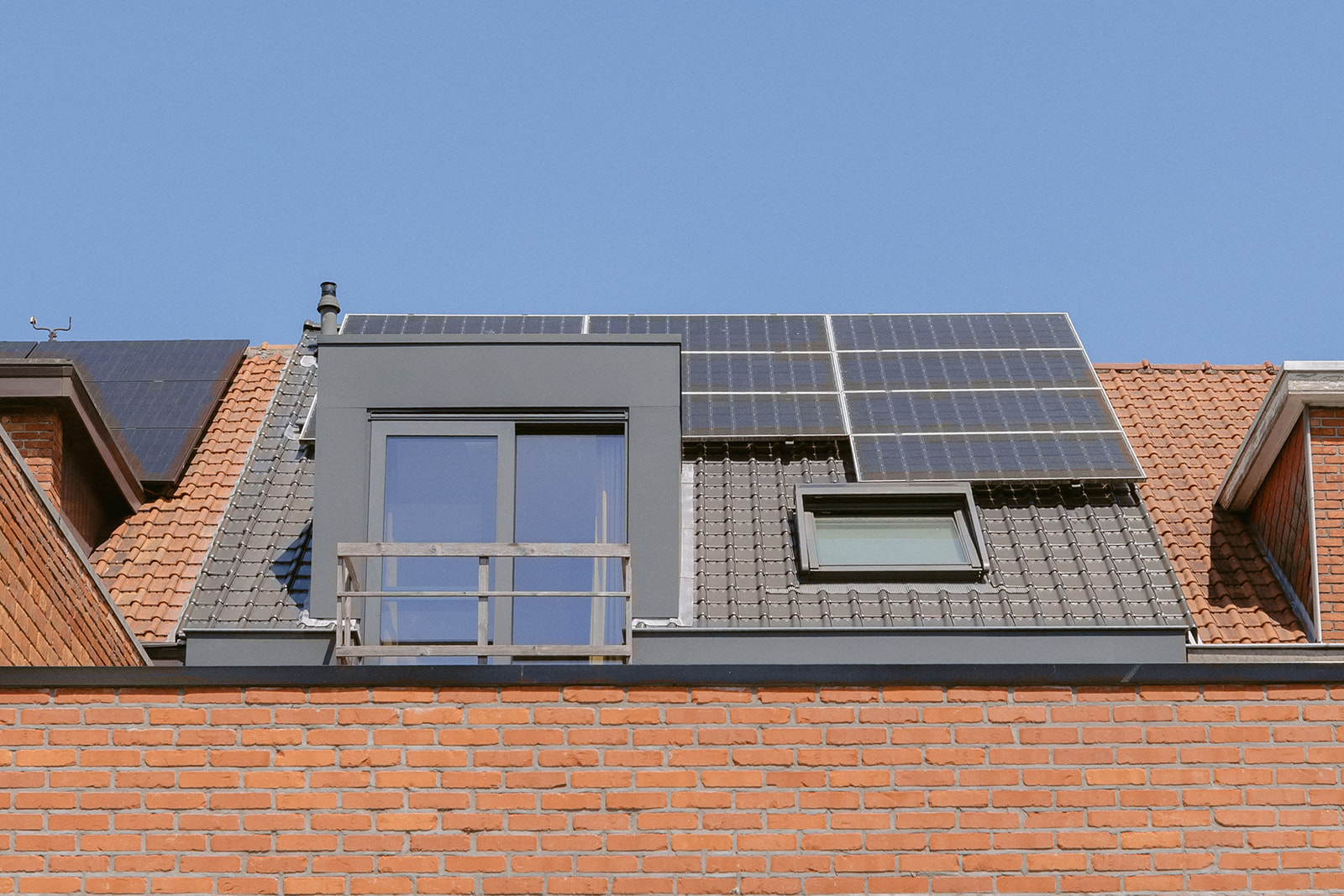 Dak met zonnepanelen en Velux dakramen