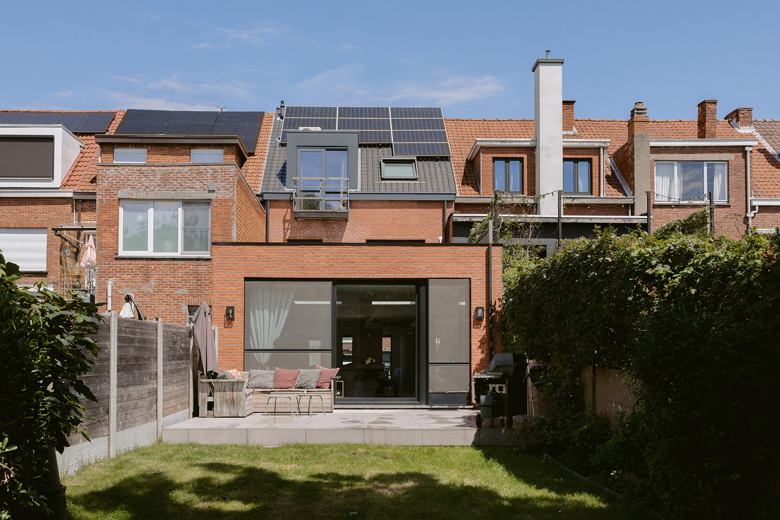 Achtertuin breed met gevel