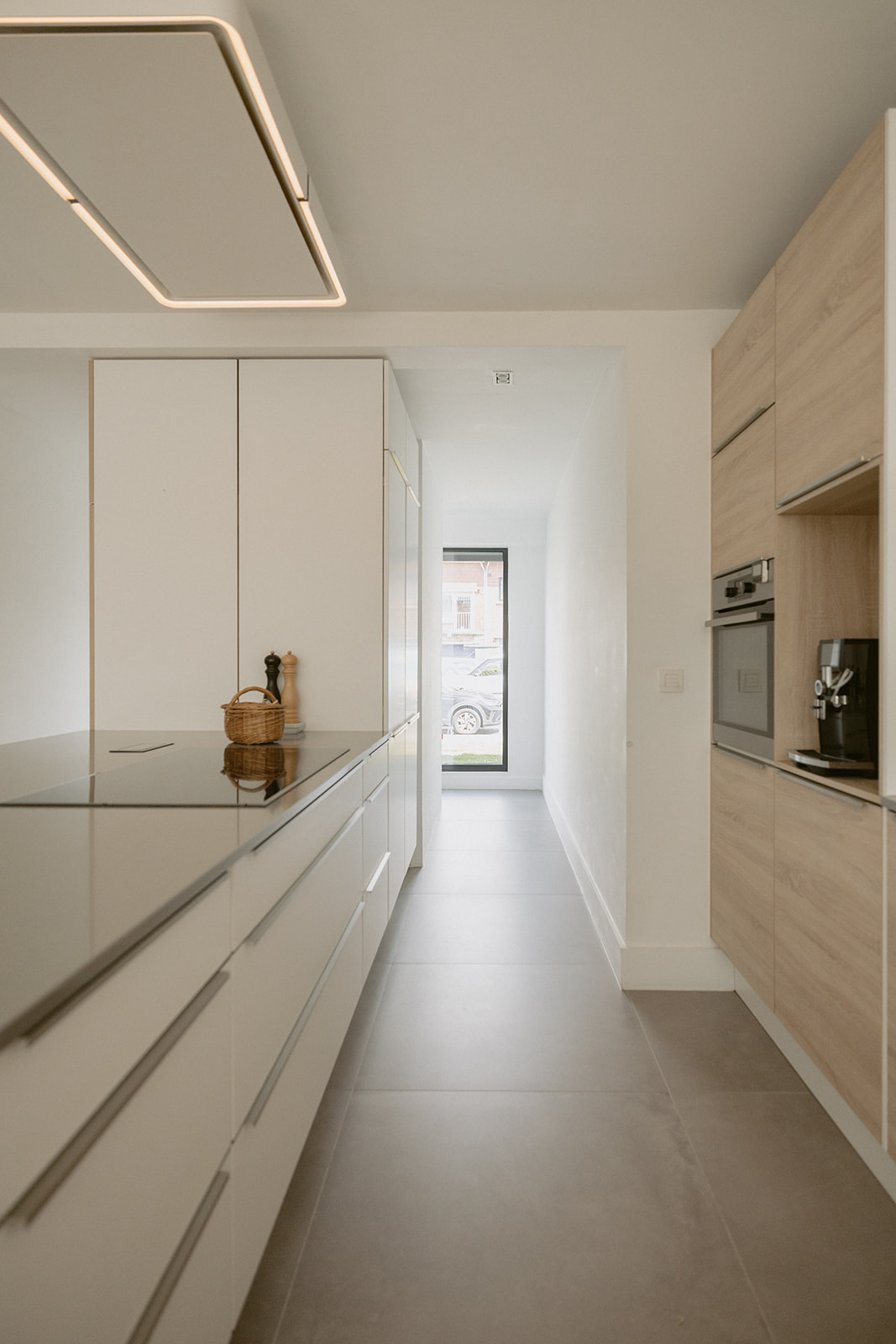 Keuken met oven en houtlook fronten