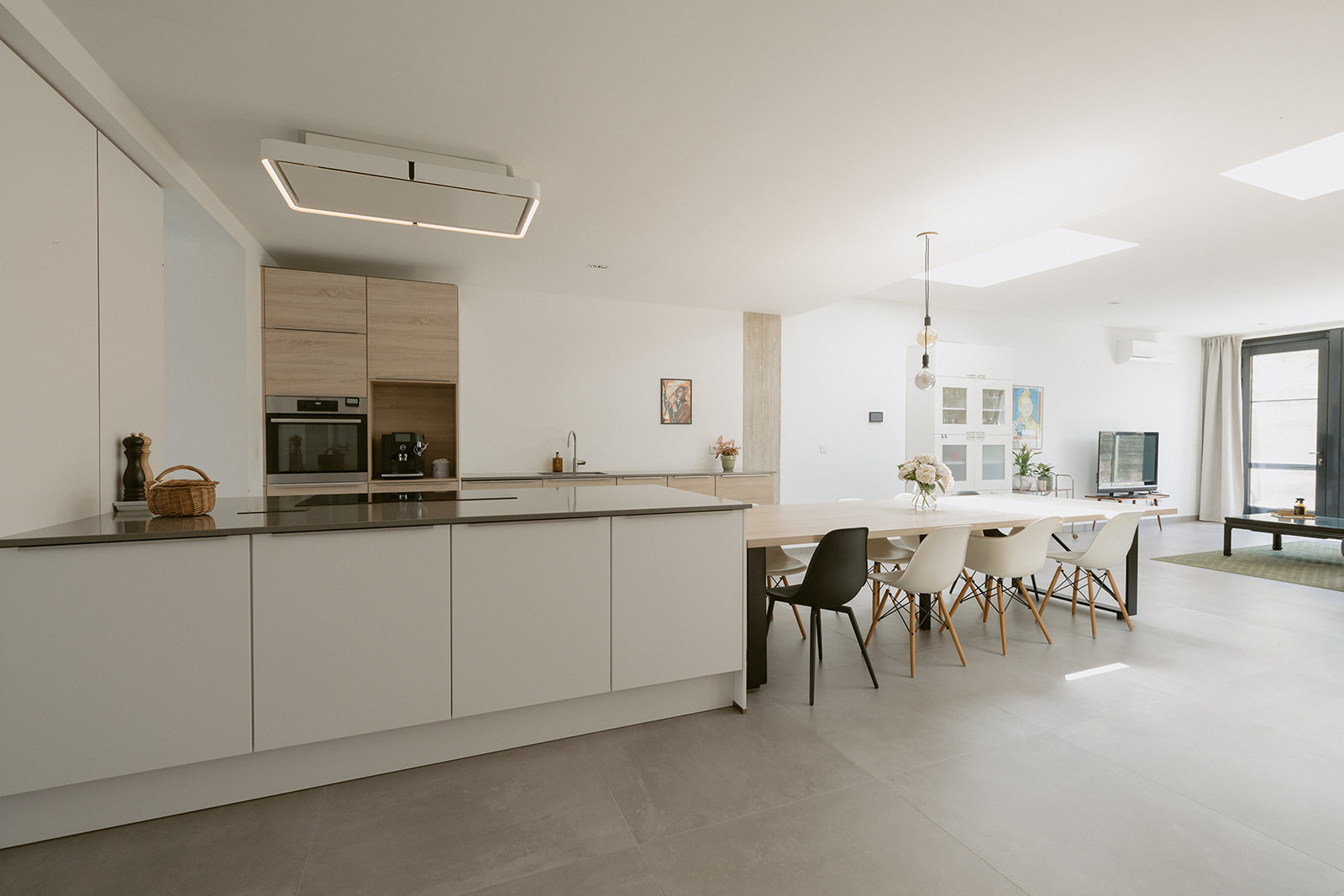 Open leefruimte met keuken en eethoek