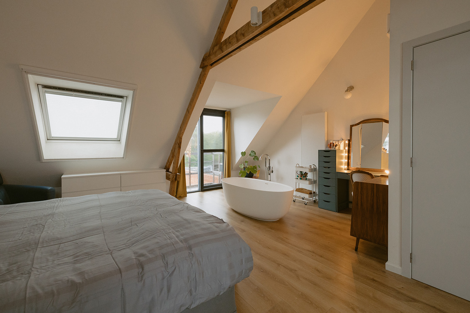 Bed en bad richting balkon