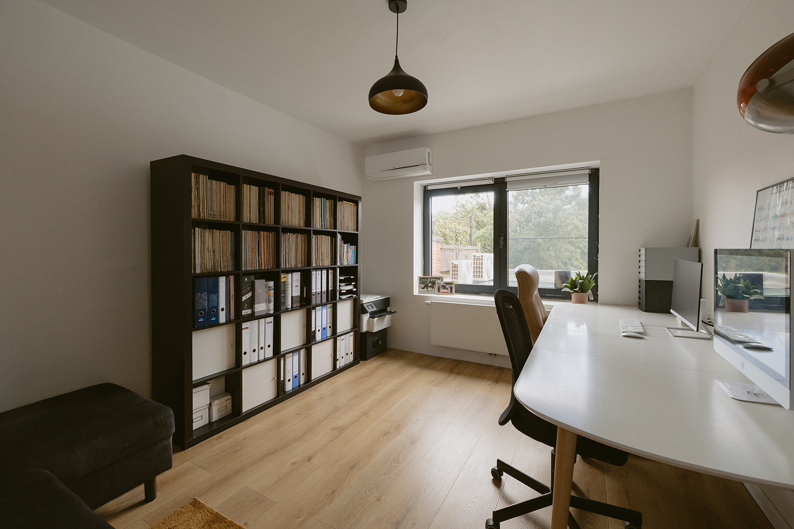 Bureau met boekenkast en tuin